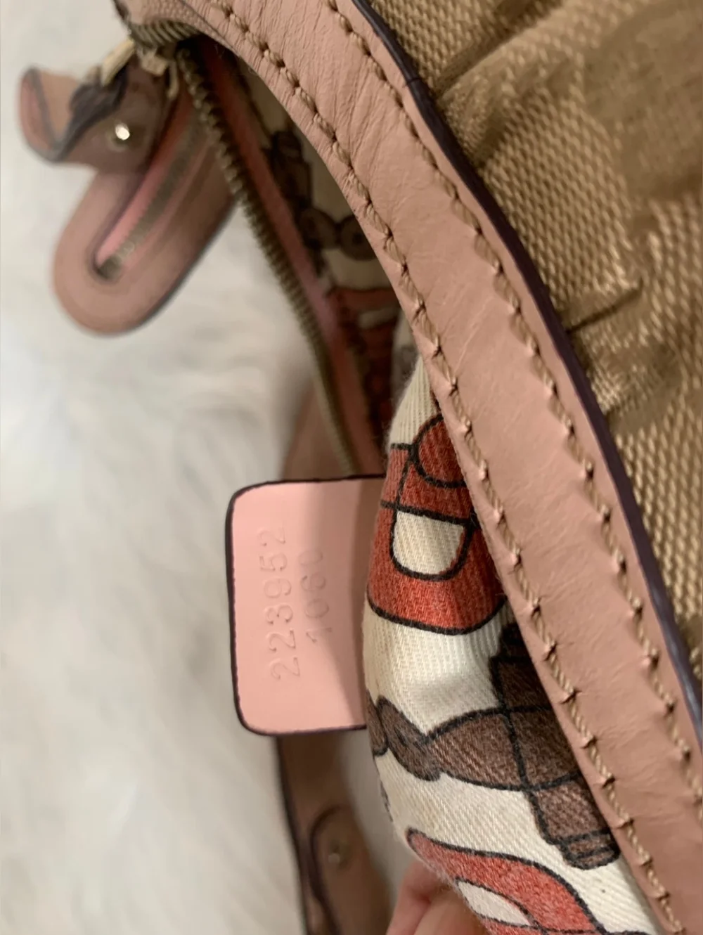 GUCCI/Ebony GG Canvas Interlocking G Medium Hobo Bag. - Picture 8 of 16